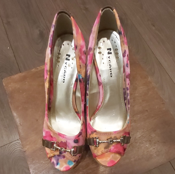 Nyguard Selena wedge style pump. - Picture 3 of 6